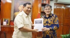 Ketua Umum Partai Gerindra Prabowo Subianto bersama Politikus PDI Perjuangan Budiman Sudjatmiko. (Dik. Tim Media Prabowo Subianto)