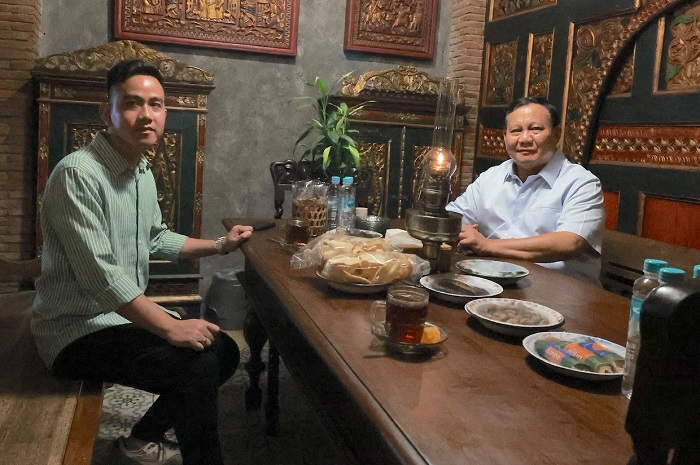 Menteri Pertahanan Prabowo Subianto dengan Wali Kota Surakarta Gibran Rakabuming Raka. (Facbook.com/@Prabowo Subianto )