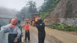 Alat berat dikerahkan dalam penanganan darurat pembukaan jalan di KM59 jalur piket nol Lumajang-Malang. (Dok. BPBD Kabupaten Lumajang) 