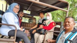 Wanita ODGJ tanpa busana di Jalan Raya Parung viral di medsos dibawa ke RSJ Marjuki Mahdi Kota Bogor. (Dok. Polres Bogor)  