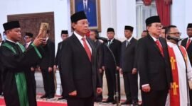 Presiden Joko Widodo resmi melantik Djan Faridz dan Gandi Sulistiyanto Soeherman sebagai anggota Dewan Pertimbangan Presiden (Wantimpres). (Dok. Presidenri.go.id) 