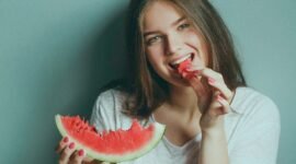 Semangka mengandung likopen dan vitamin C, kedua zat ini berfungsi sebagai antioksidan yang membantu melindungi sel-sel tubuh dari kerusakan oksidatif. (Pexels/Anfisa Eremina)