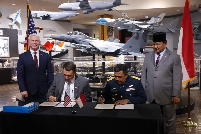 Menteri Pertahanan RI Prabowo Subianto menyaksikan penandatanganan nota kesepahaman atau MoU komitmen pembelian 24 unit pesawat tempur F-15EX baru dari Amerika Serikat (AS). (Dok. Tim Media Prabowo Subianto)