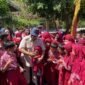 Menteri Pertahanan (Menhan) Prabowo berinteraksi dengan para siswa SD di Kabupaten Gunung Kidul Yogyakarta. (Dok. Tim Media Prabowo) 