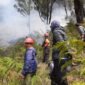 Upaya pemadaman dan monitoring karthula di Bukit Teletubies, kawasan wisata Taman Nasional Bromo Tengger Semeru, Jumat, 31/8/2023. (Dok. BPBD Kabupaten Probolinggo)  