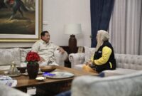 Ketua Umum Partai Gerindra Prabowo Subianto menyambut kehadiran putri almarhum Presiden keempat RI Abdurrahman Wahid atau Gus Dur, Yenny Wahid. (Dok. Tim Media Prabowo Subianto) 