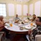 Presiden Joko Widodo mengundang tiga orang calon presiden untuk makan siang di Istana Merdeka, Jakarta, Senin, 30 Oktober 2023. (Dok. Tim Media Prabowo)