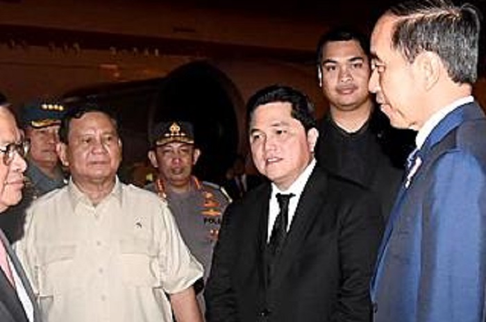 Presiden Jokowi disambut oleh Menteri Pertahanan Prabowo Subianto saat tiba di Tanah Air usai kunjungan dari Tiongkok dan Arab Saudi. (Instagram.com/@sekretariat.kabinet) 
