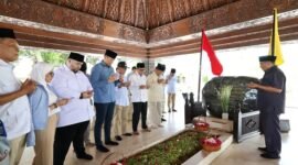 Calon Presiden Nomor Urut 2, Prabowo Subianto melakukan Ziarah ke Makam Bapak Proklamator Ir. Soekarno yang terletak di Blitar, Jawa Timur. (Dok. Tim Media Prabowo-Gibran)