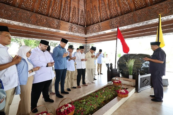 Calon Presiden Nomor Urut 2, Prabowo Subianto melakukan Ziarah ke Makam Bapak Proklamator Ir. Soekarno yang terletak di Blitar, Jawa Timur. (Dok. Tim Media Prabowo-Gibran)