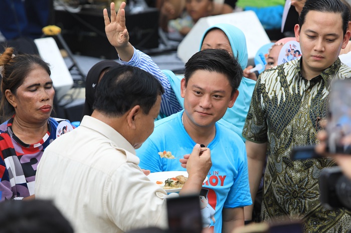 Calon Presiden Nomor Urut 2, Prabowo Subianto Mencicipi Opor Ayam Chef Bobon. (Dok. Tim Media Prabowo-Gibran)  
