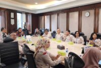 LINGKARNEWS.COM - Kustodian Sentral Efek Indonesia (KSEI) dan Perkumpulan Profesi Pasar Modal Indonesia (PROPAMI) menyelenggarakan pertemuan audensi yang dihadiri oleh Dirut KSEI, Samsul Hidayat, dan Ketum PROPAMI, NS Aji Martono beserta jajaran pengurus DPP, Jakarta (22/1/24).  Pertemuan ini bertujuan untuk membahas potensi kerja sama dan kolaborasi antara kedua lembaga yang berperan penting dalam mengembangkan pasar modal Indonesia.  Dirut KSEI, Samsul Hidayat, memimpin pertemuan dengan membuka sesi pemaparan tentang ruang lingkup kerja dan produk yang ditawarkan oleh KSEI.  Penjelasan ini memberikan wawasan mendalam mengenai peran KSEI dalam mendukung ekosistem pasar modal di tanah air.  NS Aji Martono, Ketum PROPAMI, menyampaikan rasa bangganya karena PROPAMI diberi kesempatan untuk berdialog dan berkolaborasi dengan KSEI.  Ia juga memperkenalkan kepengurusan baru PROPAMI serta menyatakan kesiapan untuk bersinergi dalam berbagai program yang dapat menguntungkan kedua belah pihak.  Pemaparan yang tak kalah menarik adalah rencana pendirian badan-badan otonom baru di bawah naungan PROPAMI.  Badan Kajian Strategis, Badan/Lembaga Filantrofis (PROPAMI CARE), dan Badan yang berkaitan dengan hukum dan advokasi menjadi fokus utama yang akan dikerjakan oleh PROPAMI.  Program-program inovatif lainnya juga turut dijelaskan sebagai bagian dari komitmen PROPAMI dalam mendukung perkembangan pasar modal Indonesia.  Pertemuan penuh interaksi dan pemikiran ini juga dimeriahkan oleh diskusi antara KSEI dan PROPAMI.  Dialog yang terbuka dan konstruktif menciptakan suasana akrab, di mana ide dan gagasan untuk meningkatkan kinerja pasar modal menjadi fokus utama pembahasan.  Melalui pertemuan audensi ini, harapan untuk terwujudnya kerja sama yang lebih erat dan sinergis antara KSEI dan PROPAMI semakin memperkuat fondasi kemajuan pasar modal Indonesia ke depannya.