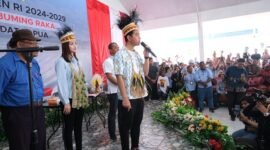 Cawapres nomor urut 2 Gibran Rakabuming Raka bertemu dengan tokoh adat Papua di Kampung Sere, Jayapura, Jumat, 26 Januari 2024. (Dok. TKN Prabowo Gibran)