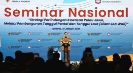 Menteri Pertahanan Prabowo Subianto dalam seminar nasional bertajuk ‘Strategi Perlindungan Kawasan Pulau Jawa, Melalui Pembangunan Tanggul Pantai dan Tanggul Laut (Giant Sea Wall)’ di Jakarta. (Dok. Tim Media Prabowo)