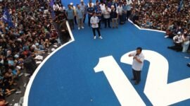 Prabowo Subianto menyapa puluhan ribu masyarakat dalam kunjungannya ke Stadion Gelora Bandung Lautan Api (GLBA), Kota Bandung. (Dok. TKN Prabowo Gibran)