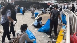 Sejumlah pendukung paslon Prabowo Subianto dan Gibran Rakabuming Raka sigap berinisiatif membersihkan sampah. (Dok. TKN Prabowo Gibran)