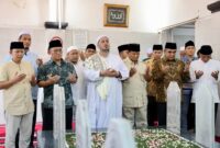 Calon presiden (capres) nomor urut 2, Prabowo Subianto melakukan ziarah ke makam keluarga Habib Ali Kwitang di Masjid Jami Al Riyadh Kwitang. (Dok. Tim Media Prabowo)