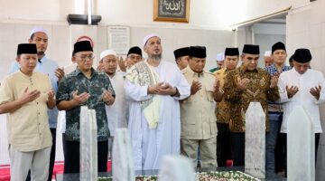 Calon presiden (capres) nomor urut 2, Prabowo Subianto melakukan ziarah ke makam keluarga Habib Ali Kwitang di Masjid Jami Al Riyadh Kwitang. (Dok. Tim Media Prabowo)