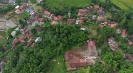 Sebanyak tiga rumah dan bangunan sekolah roboh akibat pergerakan tanah terjadi di Desa Cibedug, Kecamatan Rongga, Kabupaten Bandung Barat. (Dok. BPBD Kab. Bandung Barat)