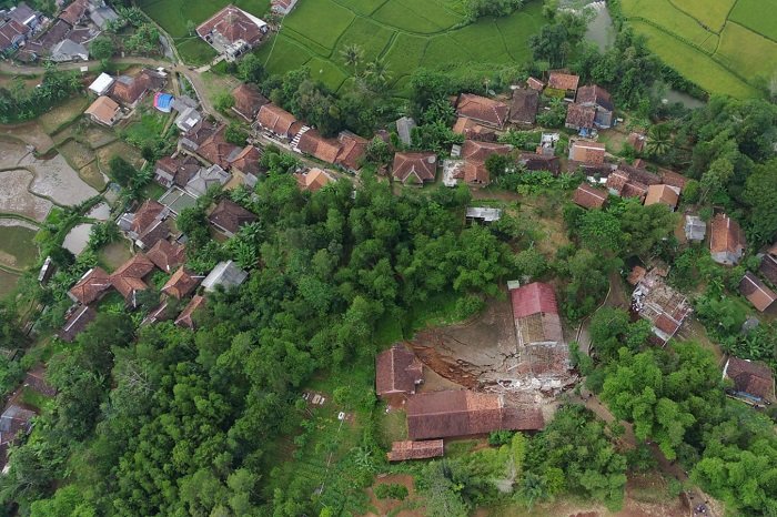 Sebanyak tiga rumah dan bangunan sekolah roboh akibat pergerakan tanah terjadi di Desa Cibedug, Kecamatan Rongga, Kabupaten Bandung Barat. (Dok. BPBD Kab. Bandung Barat)