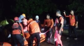 Tim gabungan mengevakuasi warga terdampak banjir di Kabupaten Jepara, Jawa Tengah. (Dok. BPBD Kabupaten Jepara)
