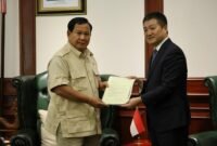 Presiden Tiongkok (China) Xi Jinping mengucapkan selamat kepada Prabowo Subianto sebagai presiden terpilih melalui surat resmi yang diantar langsung oleh Duta Besar China untuk Indonesia, Lu Kang. (Dok. Tim Media Prabowo)