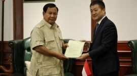 Presiden Tiongkok (China) Xi Jinping mengucapkan selamat kepada Prabowo Subianto sebagai presiden terpilih melalui surat resmi yang diantar langsung oleh Duta Besar China untuk Indonesia, Lu Kang. (Dok. Tim Media Prabowo)