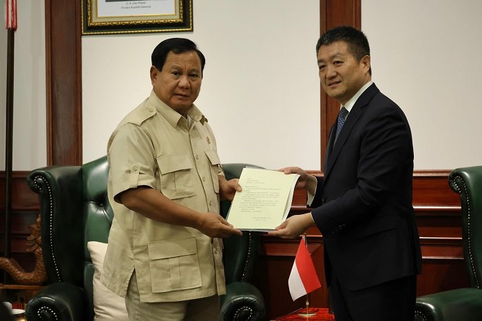 Presiden Tiongkok (China) Xi Jinping mengucapkan selamat kepada Prabowo Subianto sebagai presiden terpilih melalui surat resmi yang diantar langsung oleh Duta Besar China untuk Indonesia, Lu Kang. (Dok. Tim Media Prabowo)