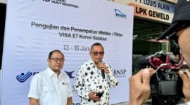 Foto : Ketua BNSP Syamsi Hari, bersama peserta sertifikasi welder CPMI tujuan Korea Selatan di LPK Geweld Batam. Sertifikasi yang berlangsung pada 14-16 Juni 2024. (Doc.Ist)