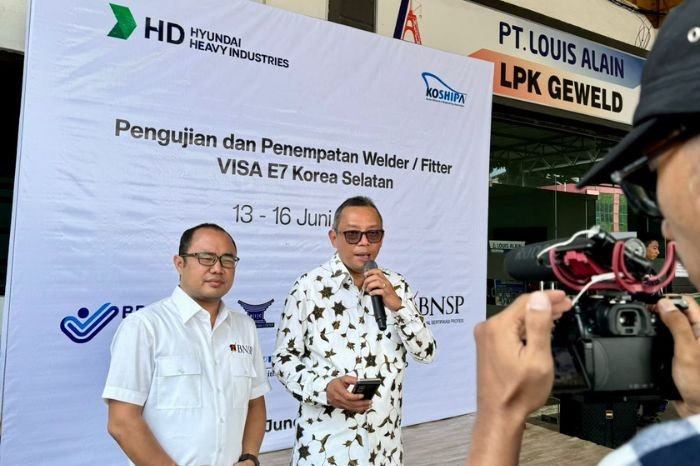 Foto : Ketua BNSP Syamsi Hari, bersama peserta sertifikasi welder CPMI tujuan Korea Selatan di LPK Geweld Batam. Sertifikasi yang berlangsung pada 14-16 Juni 2024. (Doc.Ist)