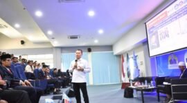 Komisioner BNSP, Amilin, menjadi Narasumber Dalam Seminar Ilmiah, Peringati Dies Natalis Polindra ke-16 di gedung Student Center kampus Politeknik Negeri Indramayu (Polindra) pada hari Senin, 8 Juli 2024. (Doc.Ist)