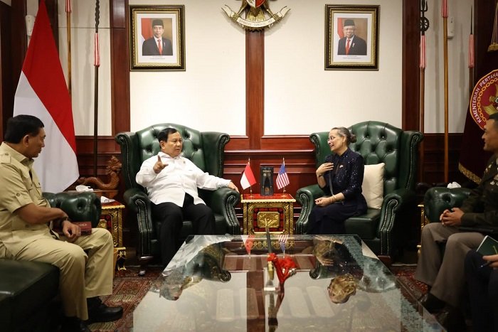 Menteri Pertahanan RI Prabowo Subianto bersama Duta Besar Amerika Serikat (AS) H.E. Mrs. Kamala Shirin Lakhdir di kantor Kementerian Pertahanan RI. (Dok. Kemhan.go.id)