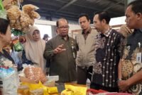 Kepala Pusat Data dan Informasi Pangan NFA Kelik Budiana melakukan monitoring dan evaluasi pasokan dan harga pangan serta pengawasan keamanan pangan. (Dok. Tim Komunikasi Bapanas)