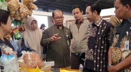 Kepala Pusat Data dan Informasi Pangan NFA Kelik Budiana melakukan monitoring dan evaluasi pasokan dan harga pangan serta pengawasan keamanan pangan. (Dok. Tim Komunikasi Bapanas)
