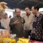 Kepala Pusat Data dan Informasi Pangan NFA Kelik Budiana melakukan monitoring dan evaluasi pasokan dan harga pangan serta pengawasan keamanan pangan. (Dok. Tim Komunikasi Bapanas)