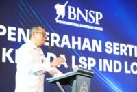 Foto : Ketua BNSP, Syamsi Hari, menyerahkan Sertifikat Lisensi kepada LSP IND Logistik Indonesia  di Bandung, 14 Agustus 2024, sekaligus menandai pengesahan resmi LSP dalam bidang Pos dan Logistik, didukung oleh PT Pos Indonesia dan ASPERINDO. (Doc.Ist)