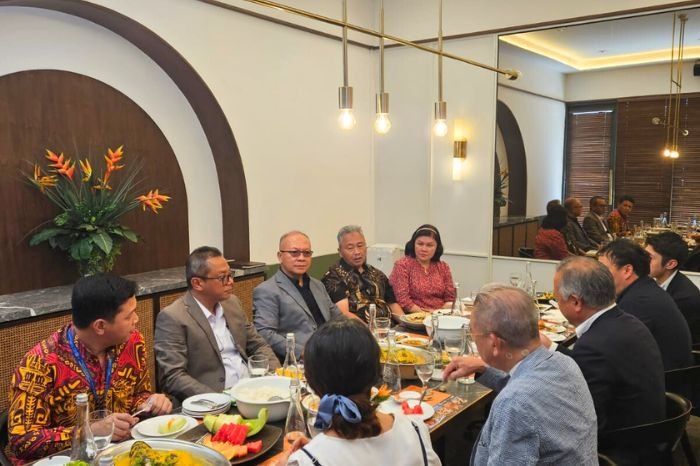 Foto : Ketua Badan Nasional Sertifikasi Profesi (BNSP), bersama Komisioner BNSP Adi Mahfudz, dan perwakilan dari Kementerian Ketenagakerjaan (Kemnaker) sedang menerima kunjungan dari TOYO Work Group Company, Ltd. (9/8/24).(Doc.Ist)