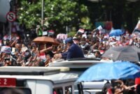 Usai dilantik menjadi Presiden ke-8 RI, Prabowo Subianto menyapa masyarakat dan menuju Istana Merdeka menggunakan mobil nasional made in Indonesia Pindad Maung. (Tim Media Prabowo Subianto)