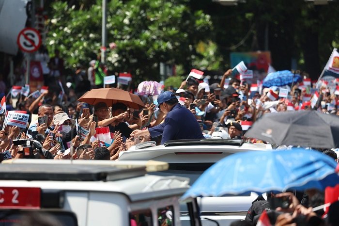 Usai dilantik menjadi Presiden ke-8 RI, Prabowo Subianto menyapa masyarakat dan menuju Istana Merdeka menggunakan mobil nasional made in Indonesia Pindad Maung. (Tim Media Prabowo Subianto)