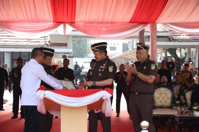 Foto : Ketua BNSP menunjukkan LSP kepada Jaksa Agung Burhanuddin, disaksikan Wakil Jaksa Agung Feri Wibisono dan Kabadiklat Rudi Margono. (Doc.Ist)