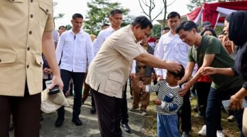 Presiden RI Prabowo Subianto Bercengkrama dengan Warga saat melakukan pencoblosan untuk Pilkada 2024 di Bojong Koneng. (Dok. Tim Media Prabowo)