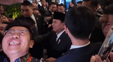 Para mahasiswa Indonesia yang kuliah di Beijing antusias menyambut kedatangan Presiden RI Prabowo Subianto. (Dok. Tangkapan Layar Youtube Rudy Chen)  