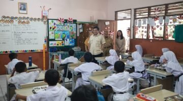 Presiden RI Prabowo Subianto mengecek langsung pelaksanaan program Makan Bergizi Gratis di SDN 1 dan SDN 2 Kedung Jaya 2, Bogor. (Dok. Tim Media Prabowo)