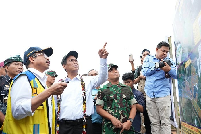 Menteri Pertanian (Mentan), Andi Amran Sulaiman Saat meninjau areal persawahan di Kalimantan Utara. (Dok. Kementerian Pertanian)