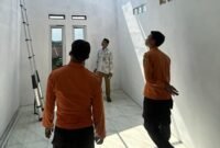 Warga Bogor bergotong royong memperbaiki rumah yang rusak akibat angin kencang pada awal Agustus 2025. (Dok. BPBD Kabupaten Bogor)