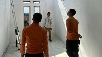 Warga Bogor bergotong royong memperbaiki rumah yang rusak akibat angin kencang pada awal Agustus 2025. (Dok. BPBD Kabupaten Bogor)