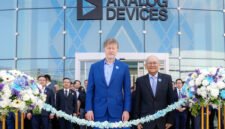 CEO dan Chair Analog Devices, Vincent Roche (kiri), bersama Managing Director Analog Devices Thailand, Wirat Sri-amonkitkul (kanan), saat seremoni pemotongan pita yang menandai pembukaan fasilitas manufaktur canggih terbaru ADI di Thailand.