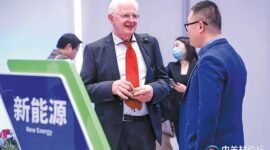 Participants in the Invest in Beijing Conference exchange views at the venue.